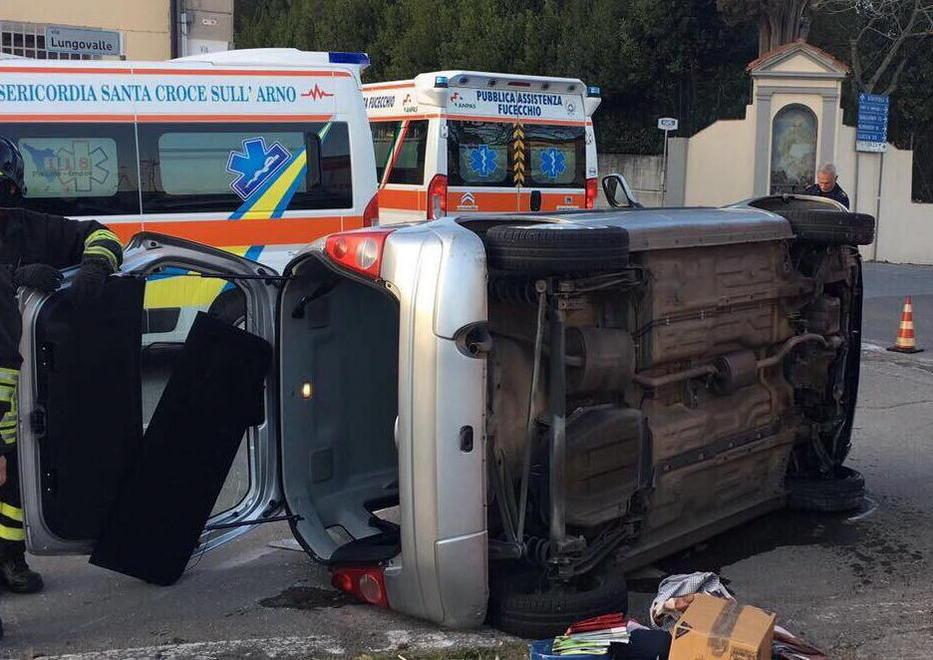 Anziani coniugi feriti nell’auto ribaltata dopo uno scontro