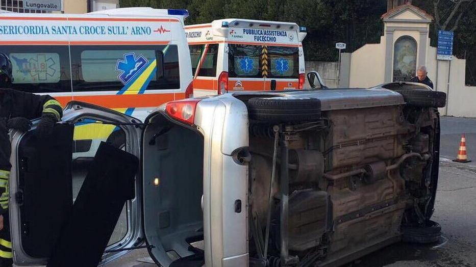 Anziani coniugi feriti nell’auto ribaltata dopo uno scontro