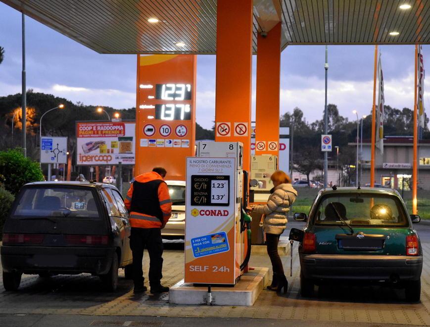 Benzina meno cara, ma non ovunque 