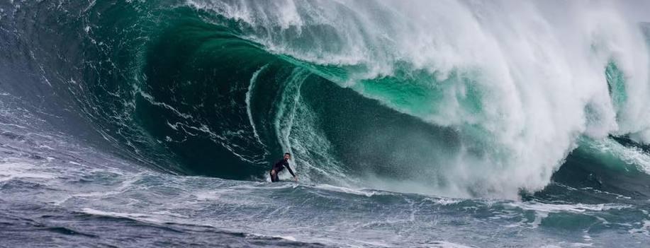 Una tavola e tanto coraggio per domare l’onda perfetta 
