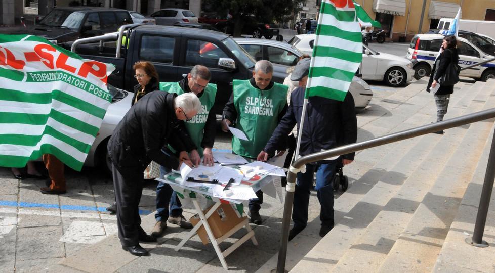 Tagli alle Poste, sit-in in piazza Crispi 