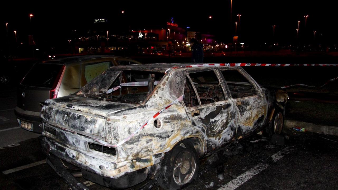 Un incendio d'auto verificatosi in via Turchia nello scorso gennaio