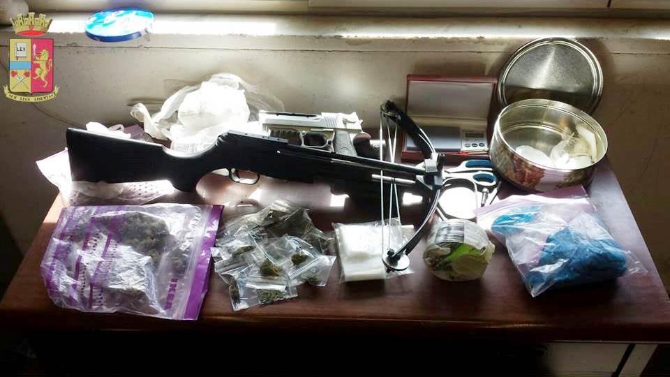 Cagliari, droga, bilancini e una balestra funzionante: 22enne in cella