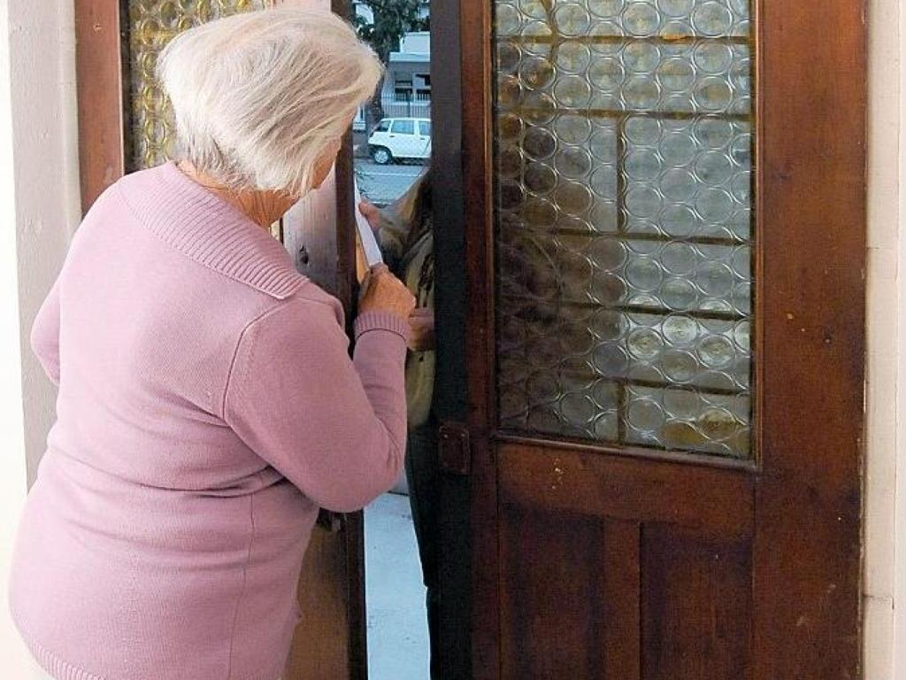 Reggiolo, si finge carabiniere per derubare un'anziana e un bambino: preso 