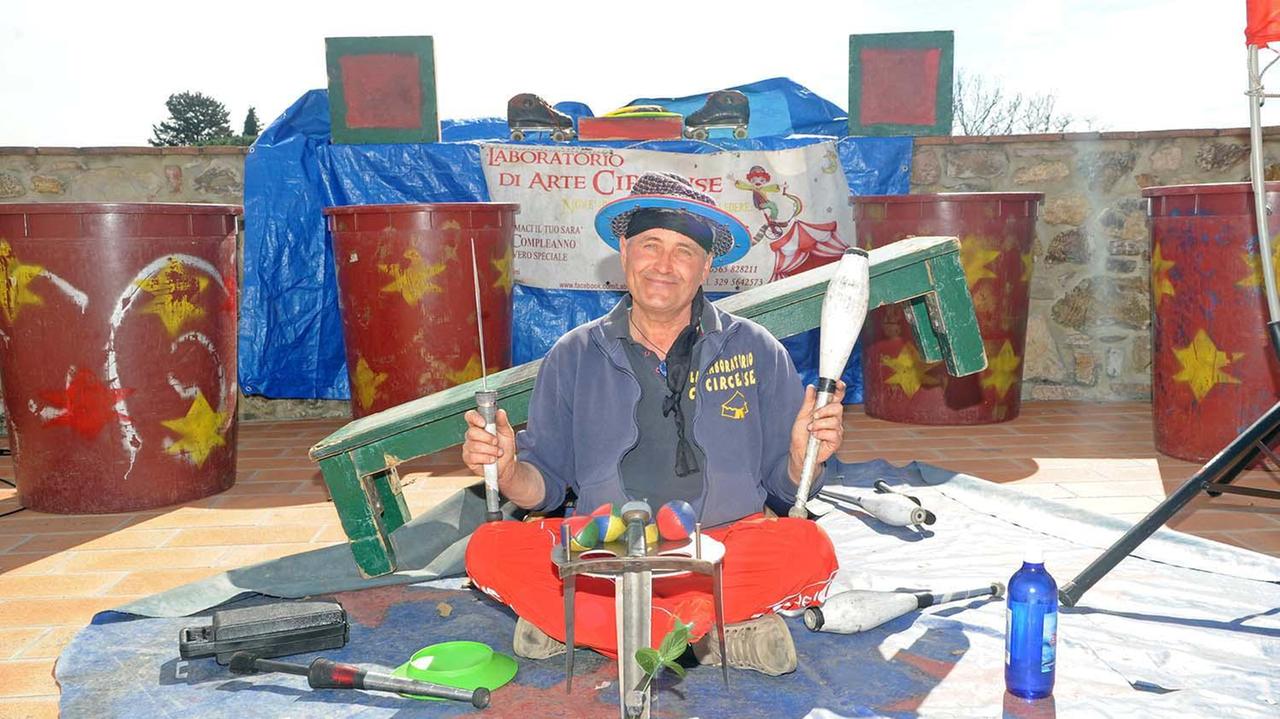 Valter Giomi, 61 anni, è stato operaio delle acciaierie. Di origini sanvincenzine, vive a Suvereto (foto Paolo Barlettani)