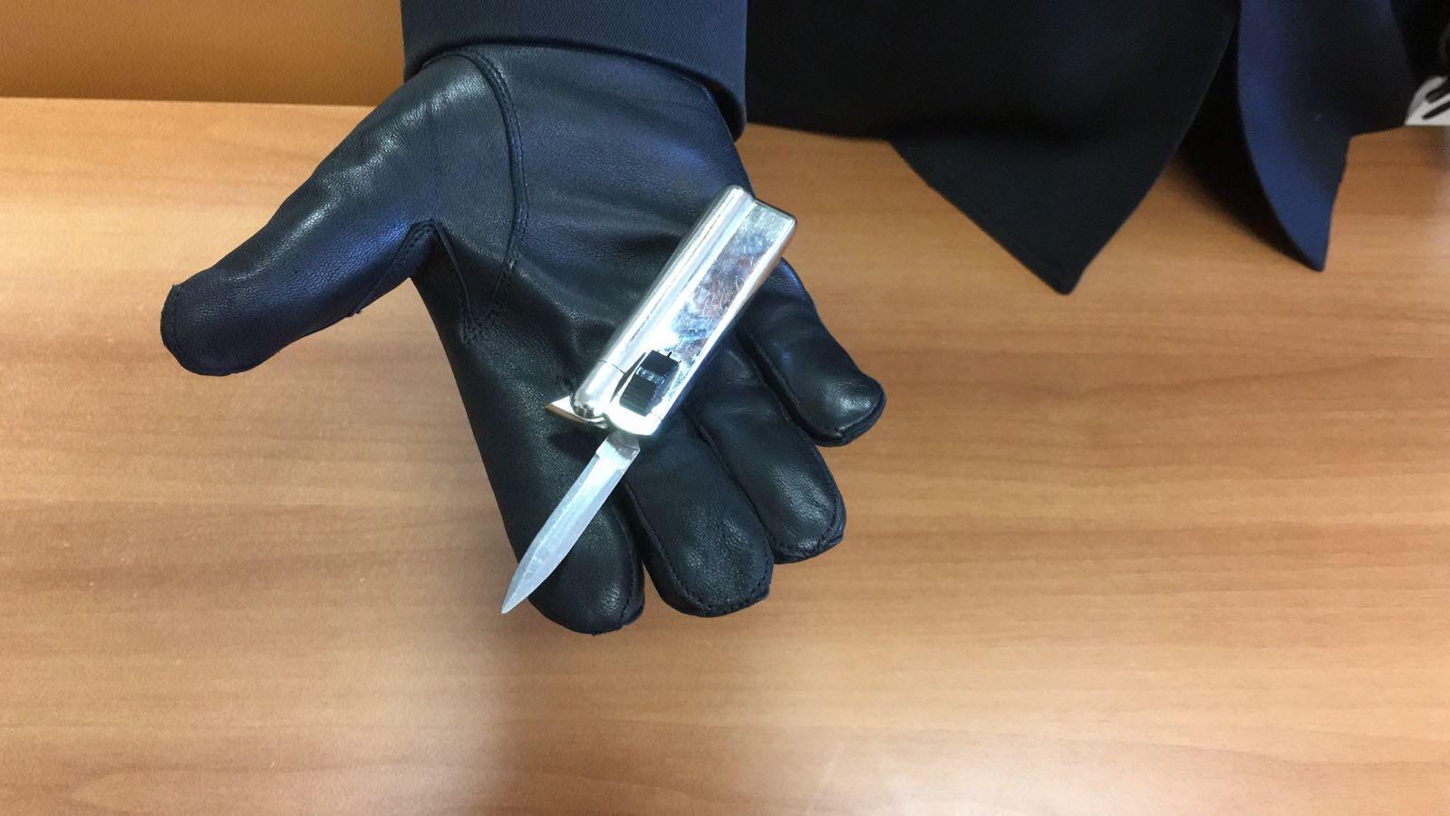 Ferito al petto nel parco con un accendino-coltello