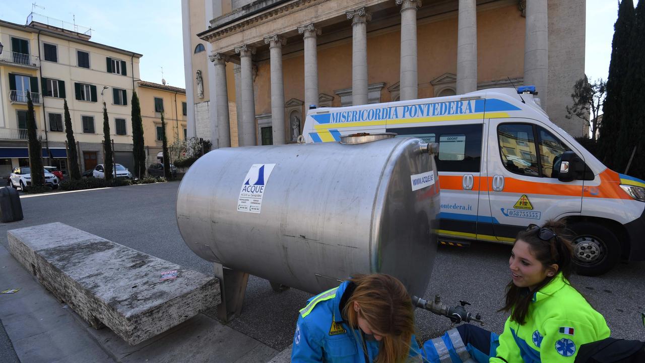 L'autobotte di Acque Spa in piazza del Duomo a Pontedera (Foto Franco Silvi)