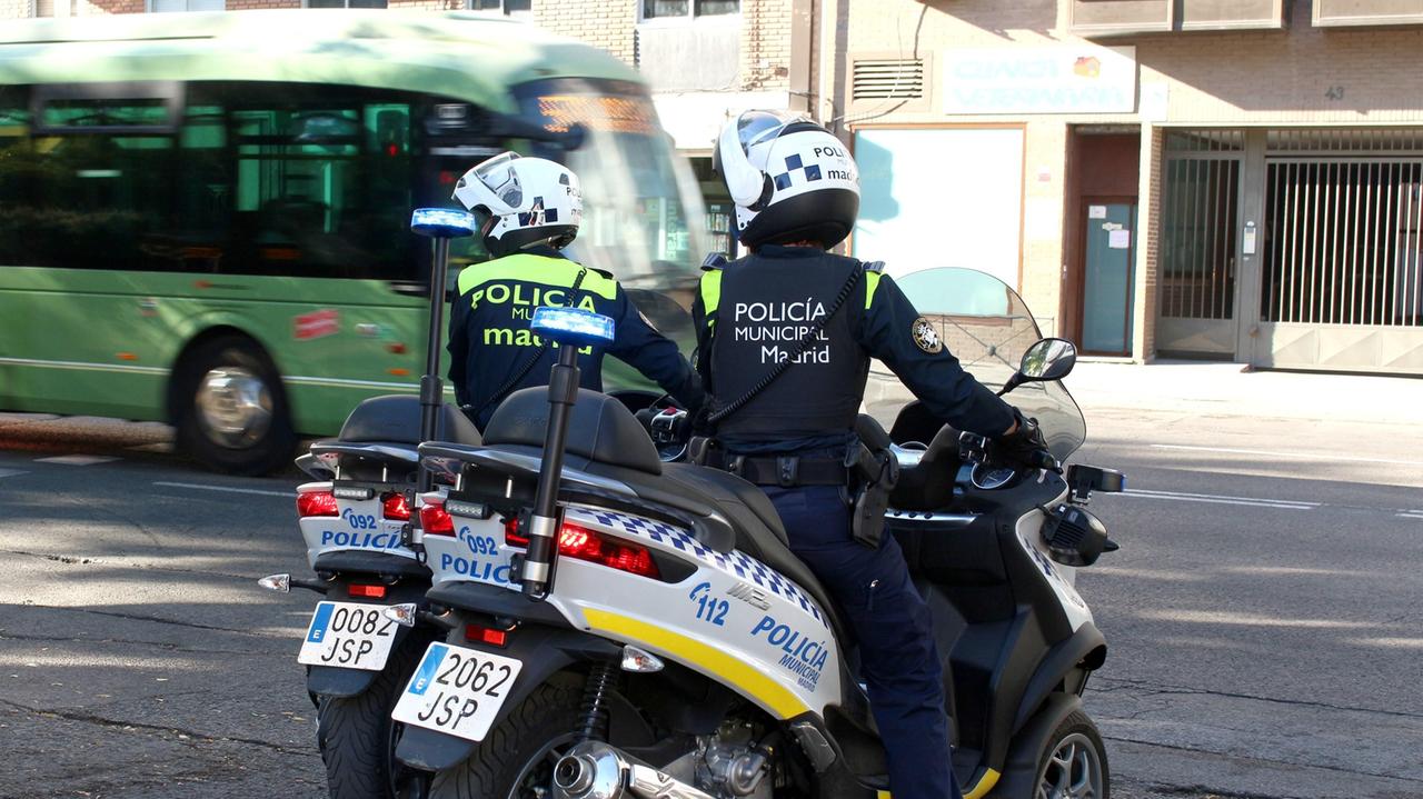 Agenti della polizia municipale di Madrid con gli scooter Piaggio Mp3
