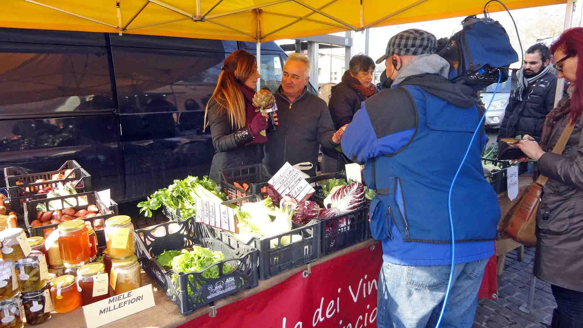 Un mercato di prodotti agricoli in piazza XXIV Maggio