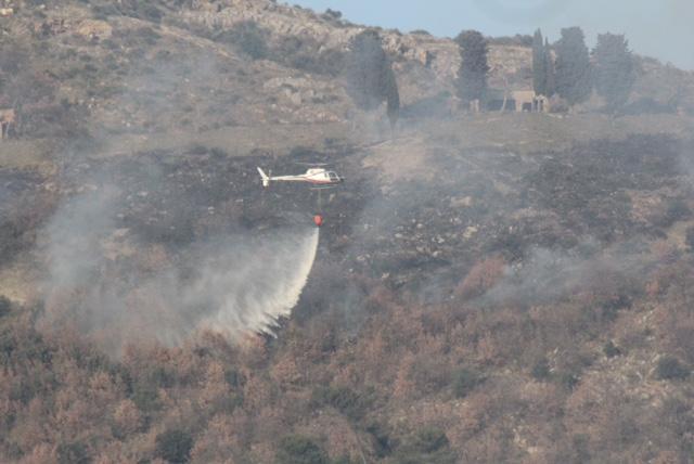 L'elicottero della Regione sull'incendio