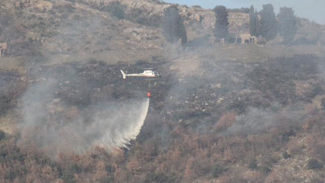 L'elicottero della Regione sull'incendio