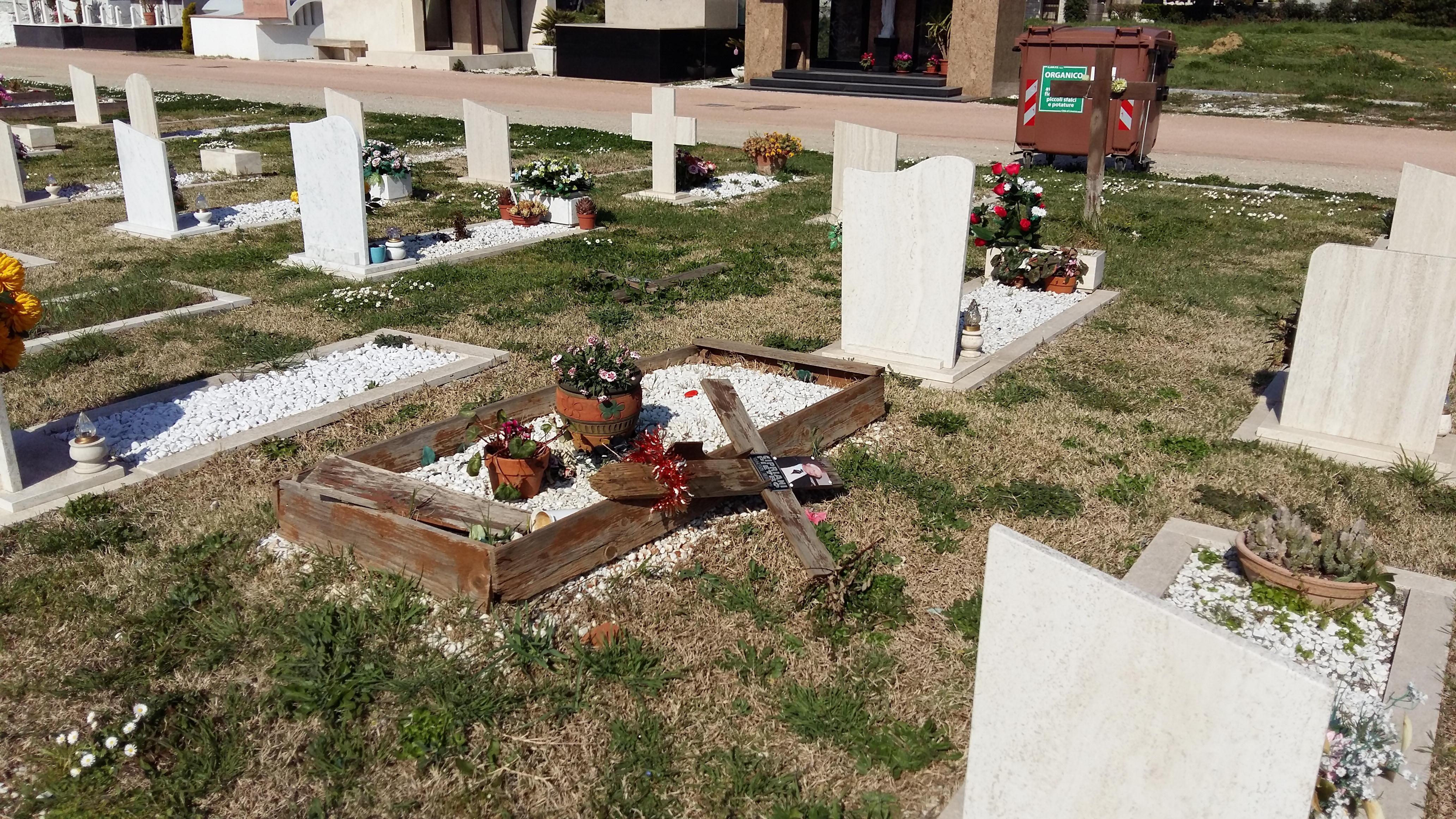 Tombe senza croci cadute e abbandonate al cimitero dei Lupi - Le foto