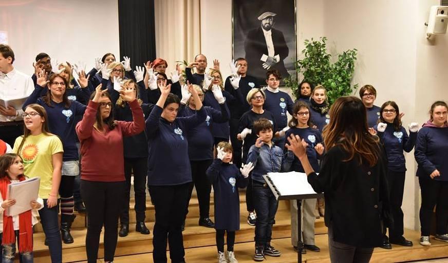 Modena, “Mani bianche”, cantare a gesti  