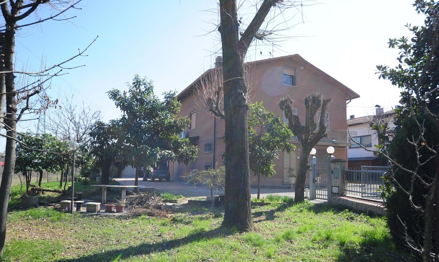 Precipita mentre pota, grave 85enne