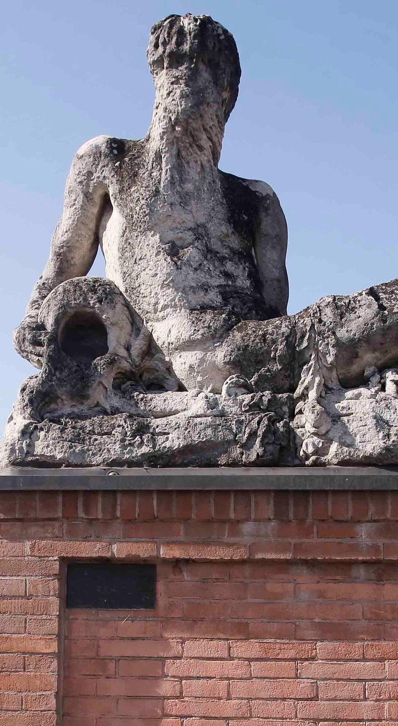 Le tre statue fluviali saccheggiate dalla villa ducale di Rivalta 