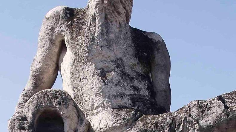Le tre statue fluviali saccheggiate dalla villa ducale di Rivalta
