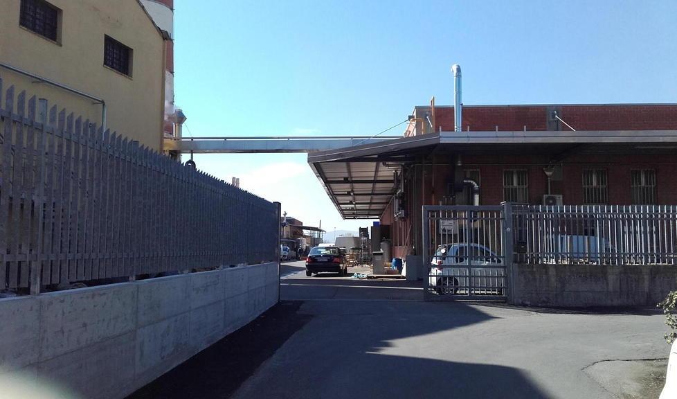 Nel capannone ex Fidias di via di Gello una tintoria cinese 