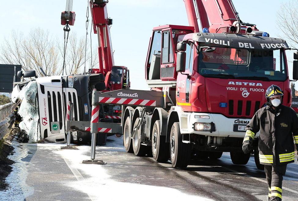 Sversati 30.000 litri di candeggina 