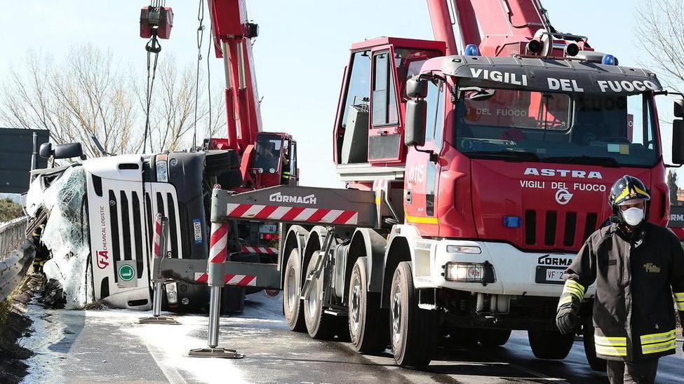 Sversati 30.000 litri di candeggina