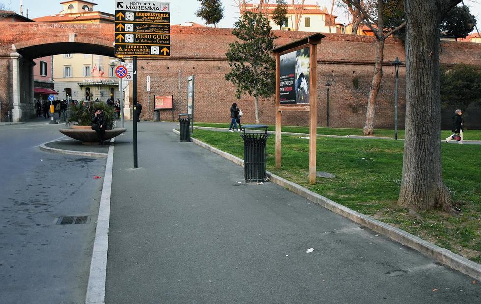 No ai bivacchi, via le panchine 