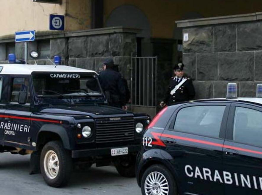 Smarrisce il portafoglio e simula una rapina