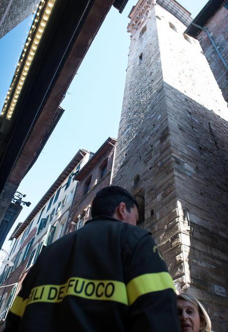 Pericolo sotto la torre vigili del fuoco al lavoro per 7 ore 