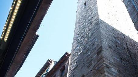 Pericolo sotto la torre vigili del fuoco al lavoro per 7 ore