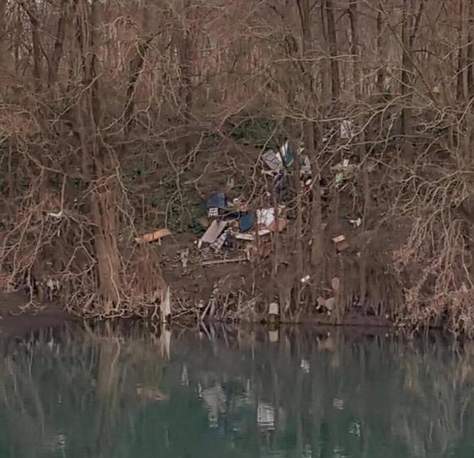 Camera da letto scaricata lungo il fiume Serchio