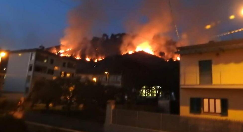 Fiamme, evacuate trenta persone 