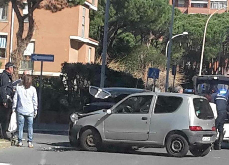 Scontro tra due auto all’incrocio