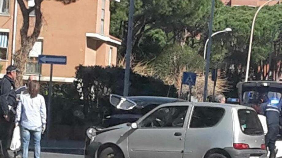 Scontro tra due auto all’incrocio