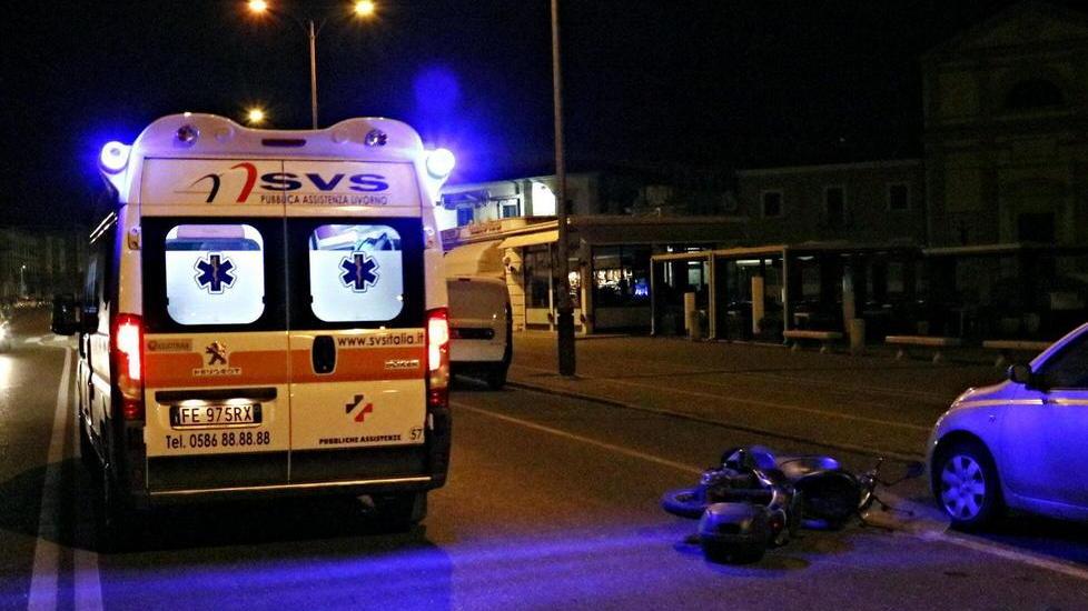 Auto investe due giovani in scooter