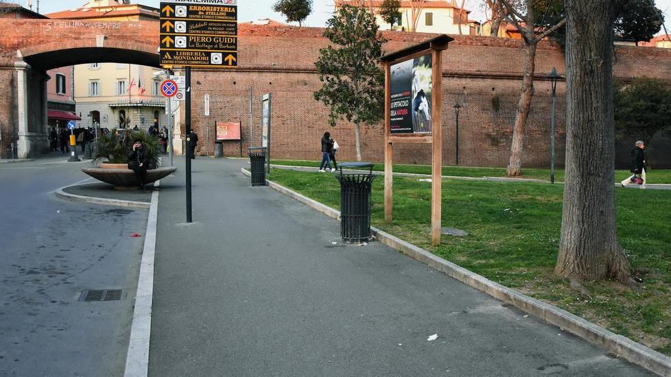 No ai bivacchi, via le panchine