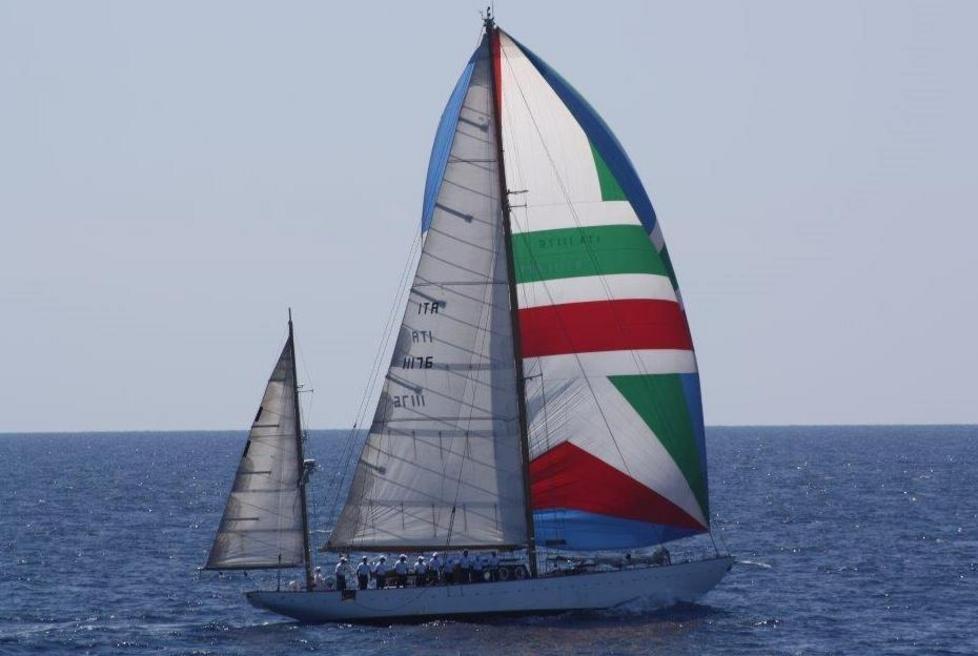 La nave scuola Caroly sabato attracca alla Dogana