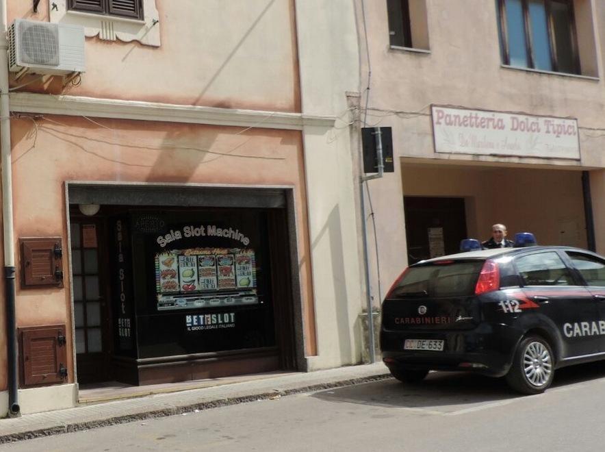 Rubano nella sala slot, arrestati zio e nipote 