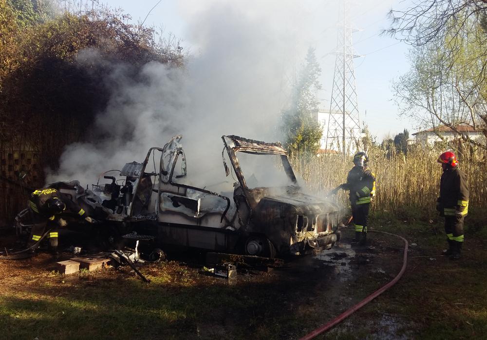 Camper distrutto dalle fiamme in via Livornese 