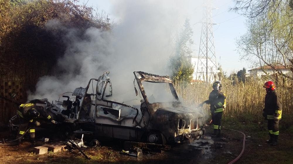 Camper distrutto dalle fiamme in via Livornese