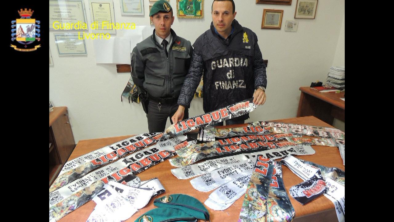 Denunciato 47 volte vende merce contraffatta al concerto di Ligabue 