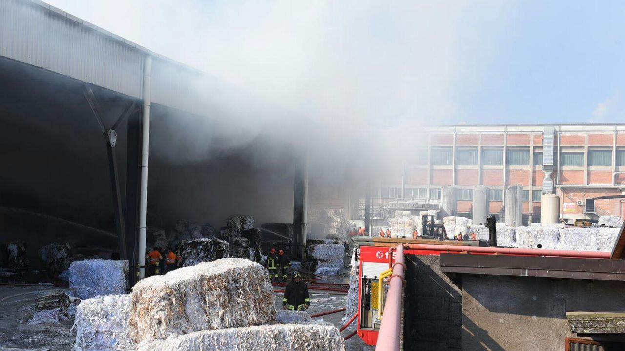 L'incendio di Porcari (Foto Sernacchioli)