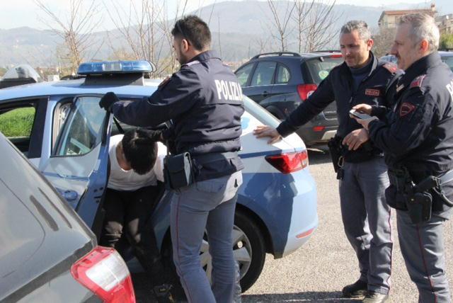 La polizia identifica un sospetto in via Danubio (foto Batavia)