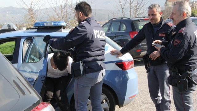 La polizia identifica un sospetto in via Danubio (foto Batavia)