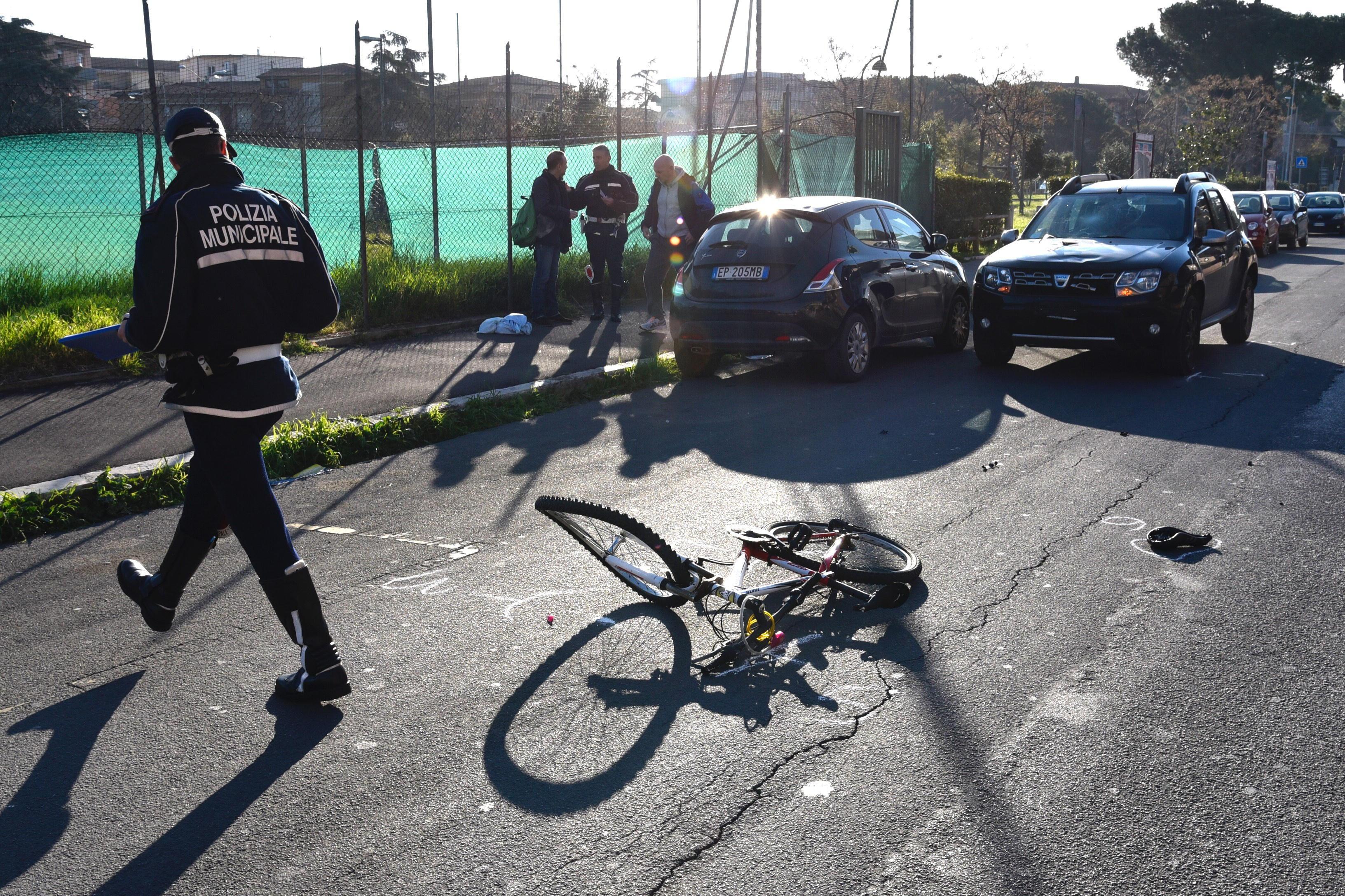 La bicicletta del ragazzino investito e pattuglie della Municipale (foto Bf)
