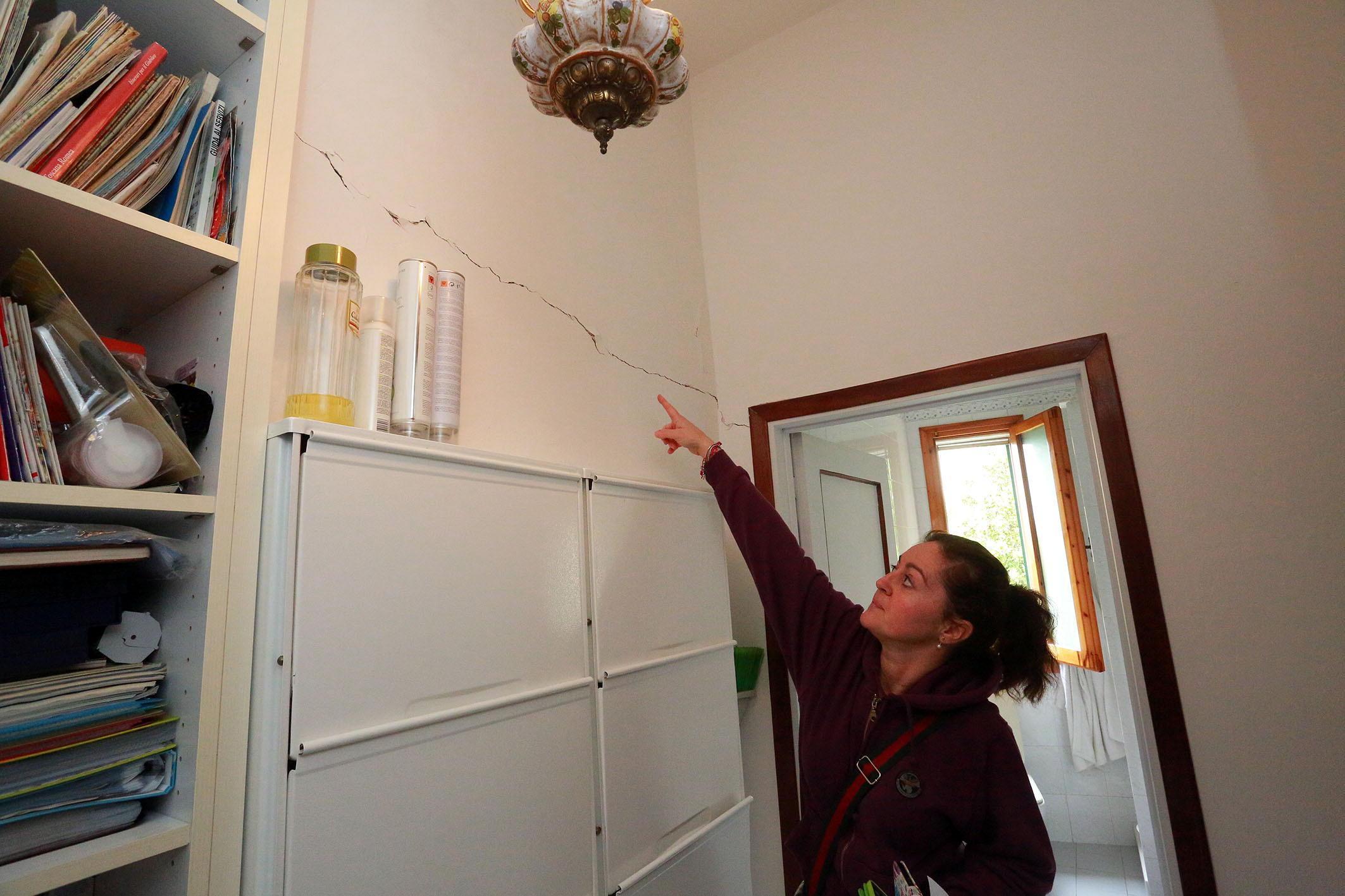 Una casa lesionata dal terremoto in Valdelsa