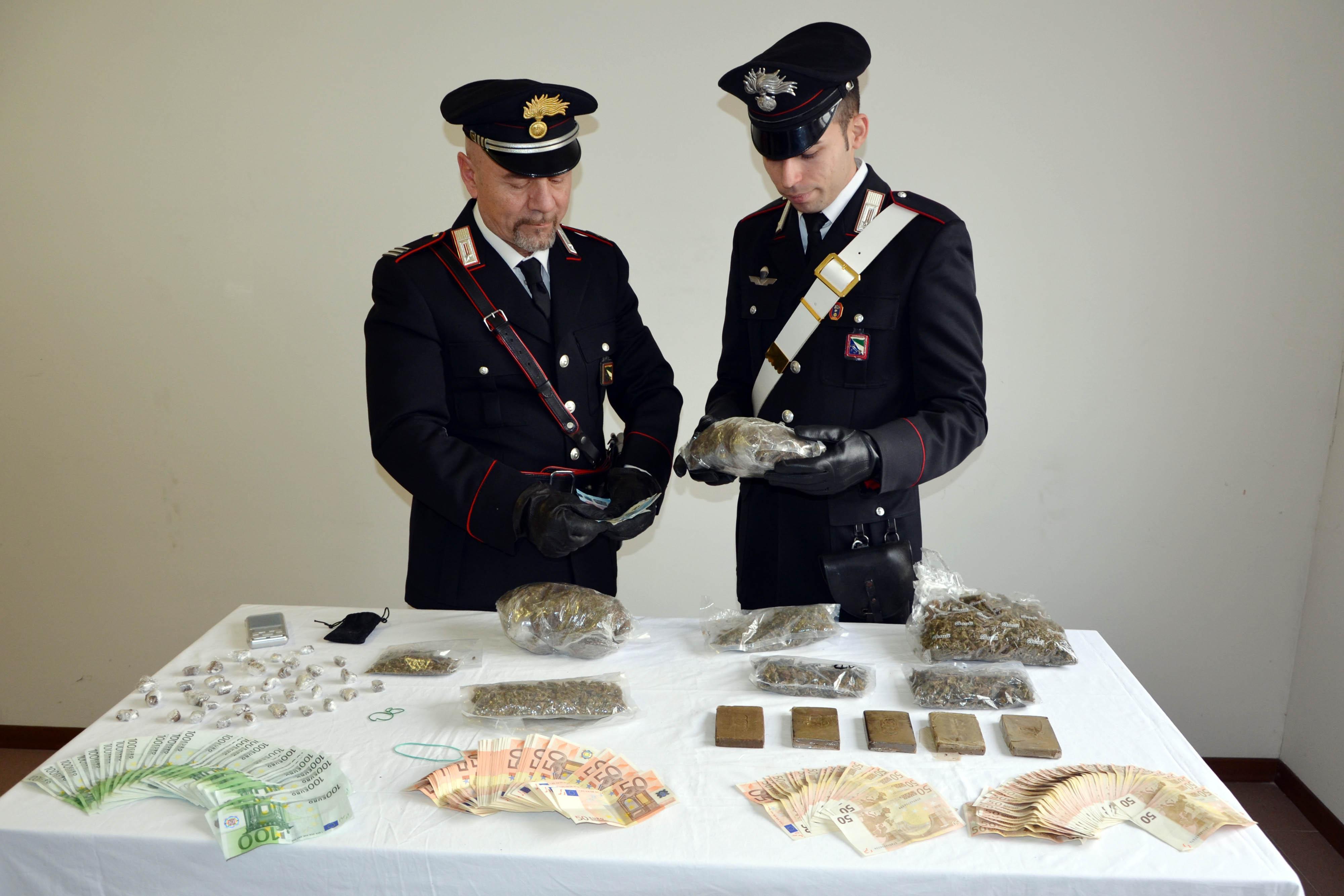 La droga e il denaro sequestrati
