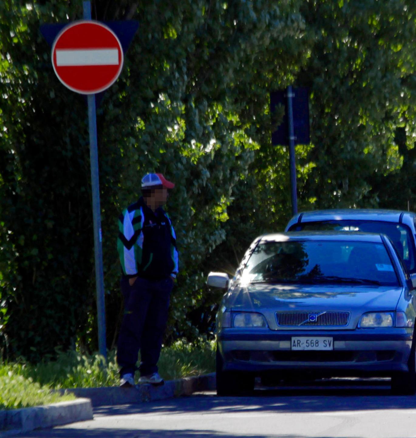 Modena, tornano i parcheggiatori abusivi in zona Policlinico