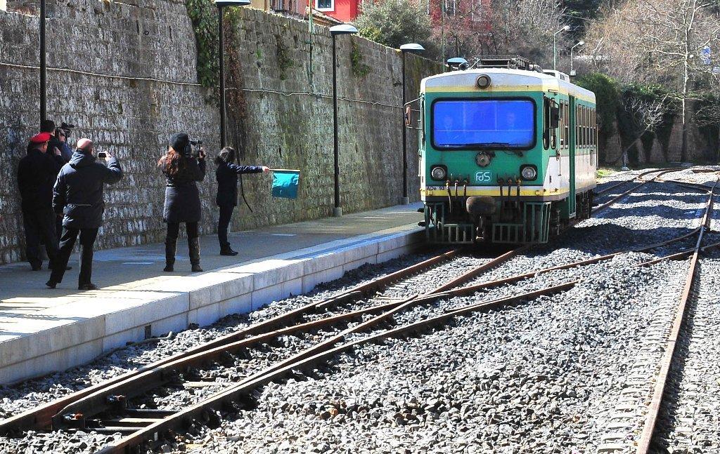 Un treno in arrivo alla stazione di Nuoro