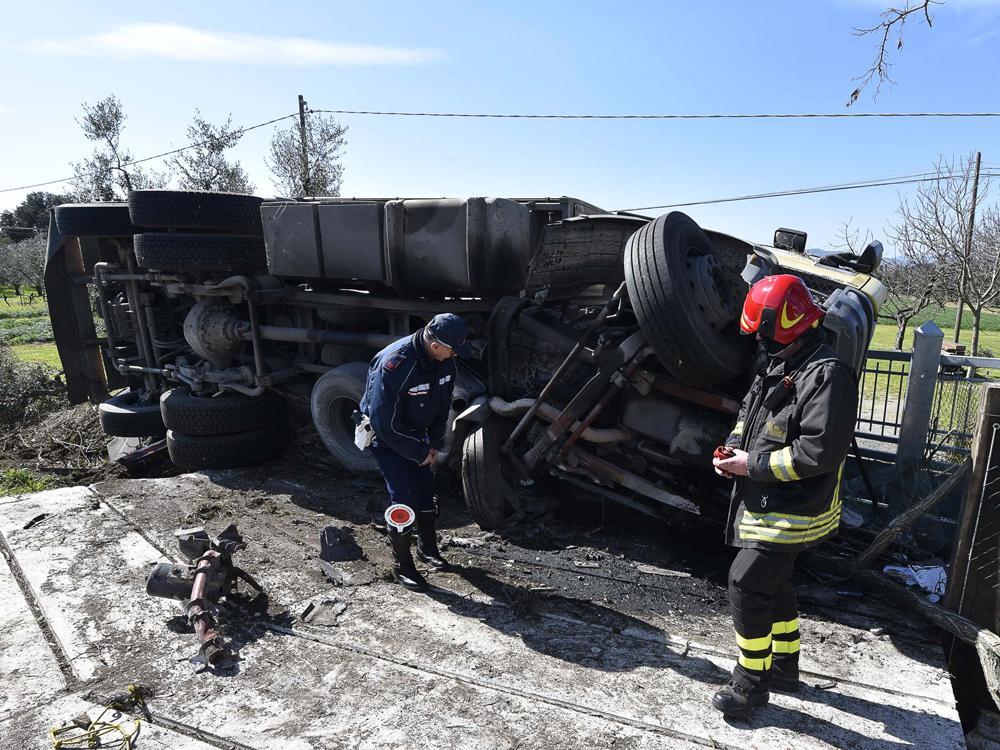 Tir che trasporta farina sbanda e si rovescia nel campo - Video