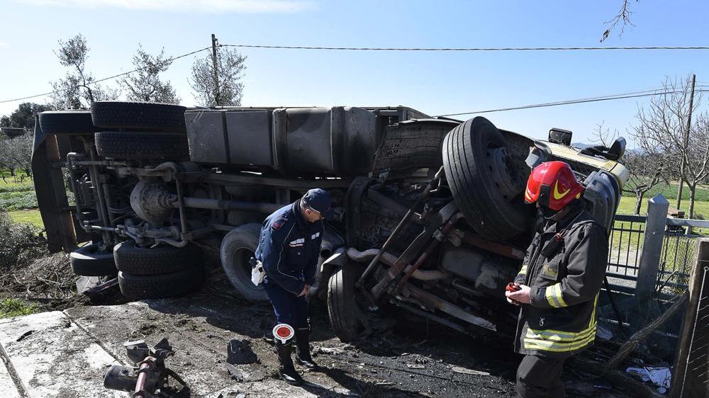 Tir che trasporta farina sbanda e si rovescia nel campo - Video