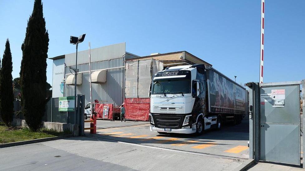 L’ingresso della Metalcarta a Molin Nuovo (Foto Agenzia Carlo Sestini)