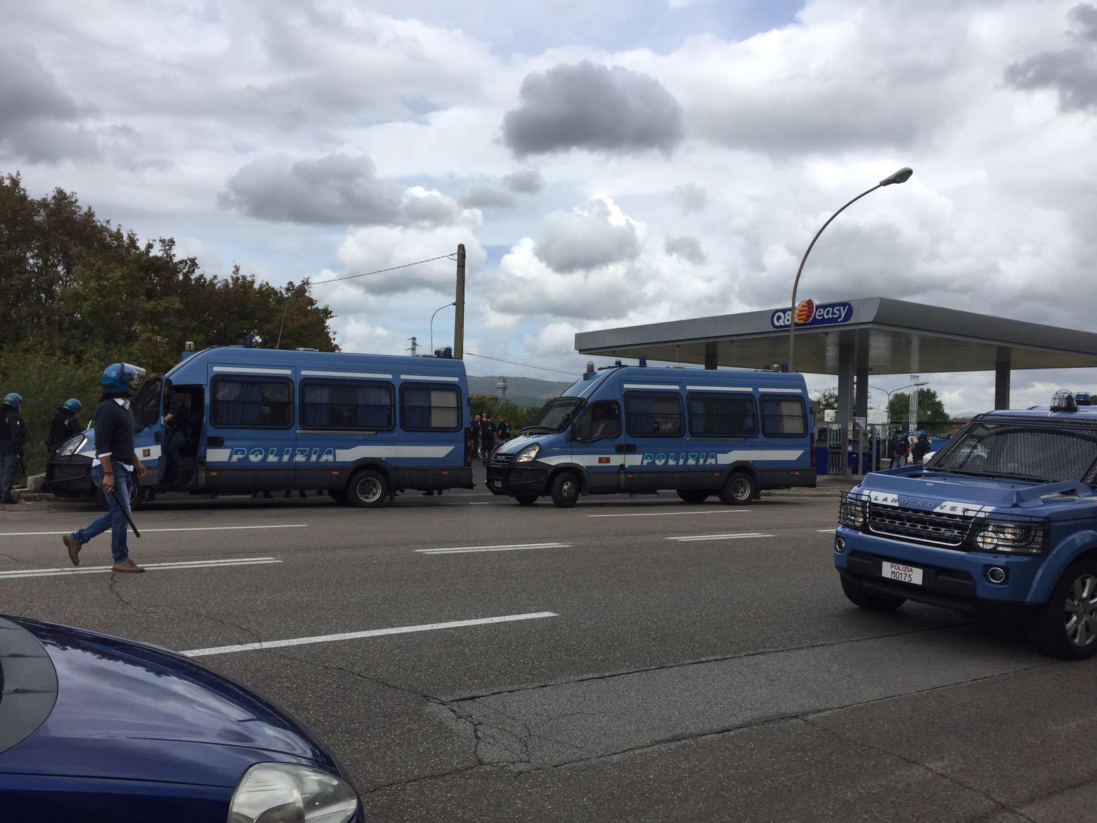 Polizia a Empoli durante gli scontri prima di Pisa-Brescia